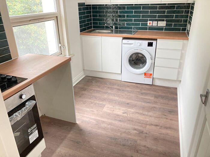 Studio To Rent In Very Near Warwick Road Area, Earls Court, SW5