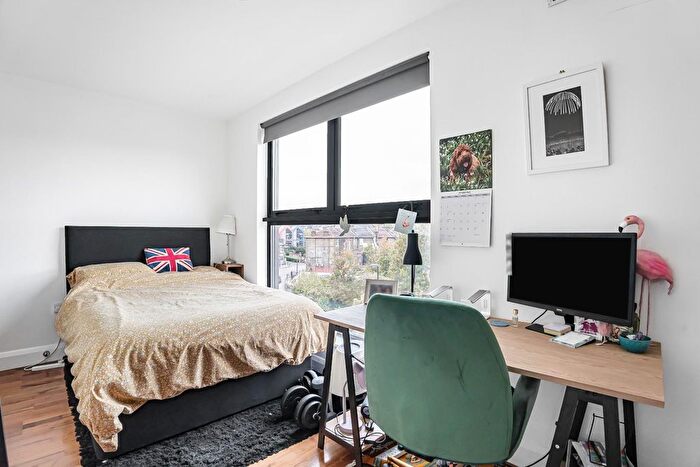 2 Bedroom Flat For Sale In Endwell Road, London, SE4