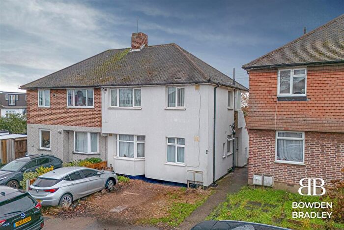 2 Bedroom Maisonette For Sale In Brunswick Gardens, Hainault, IG6
