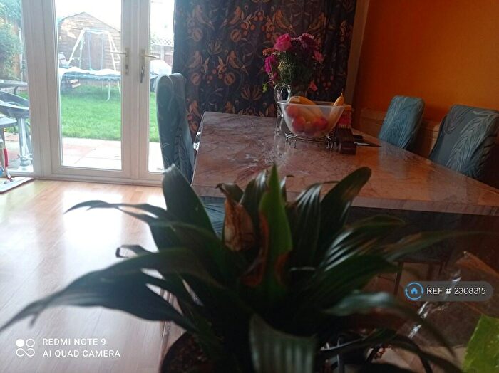 4 Bedroom Semi-Detached House To Rent In Constable Avenue, St. Neots, PE19