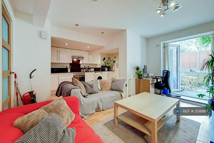 3 Bedroom Flat To Rent In Downs Road, London, E5