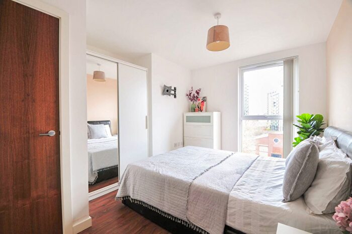 3 Bedroom Flat To Rent In Sillavan Way, Salford, M3