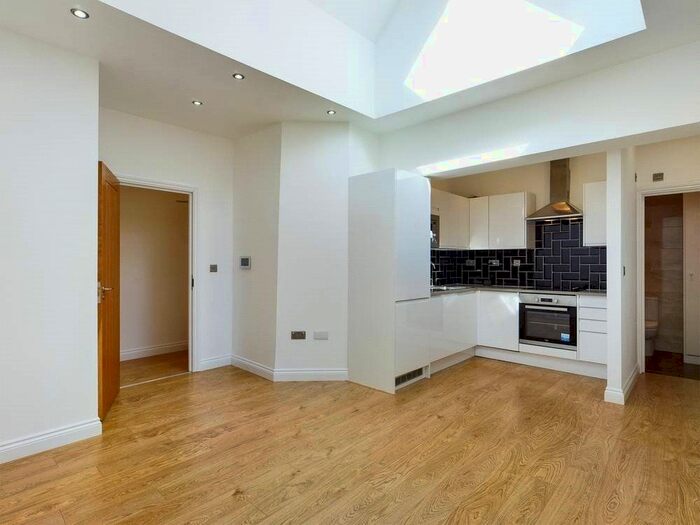 2 Bedroom Flat To Rent In High Street, Tonbridge, TN9