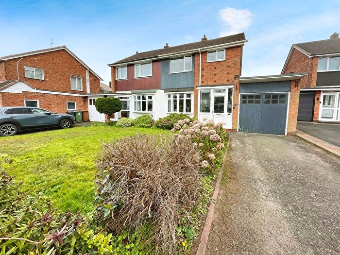 3 Bedroom Semi-Detached House For Sale In Middleton Road, Walsall, WS8