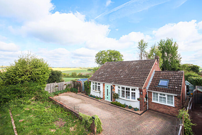 3 Bedroom Bungalow For Sale In Cheverells Close, Markyate, Hertfordshire, AL3