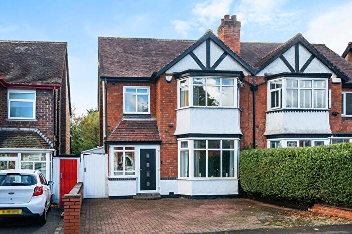 3 Bedroom Semi Detached House For Sale In Lyndon Road, Solihull, West Midlands, B92
