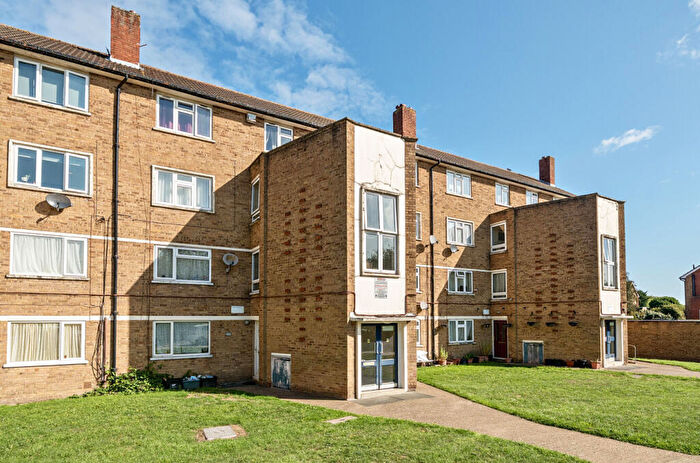 3 Bedroom Maisonette For Sale In Magpie Hall Lane, Bromley, BR2