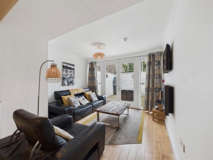 2 Bedroom Flat For Sale In Victoria Street, Tenby, SA70
