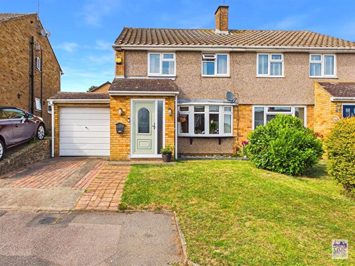 3 Bedroom Semi-Detached House For Sale In Hever Croft, Strood, ME2
