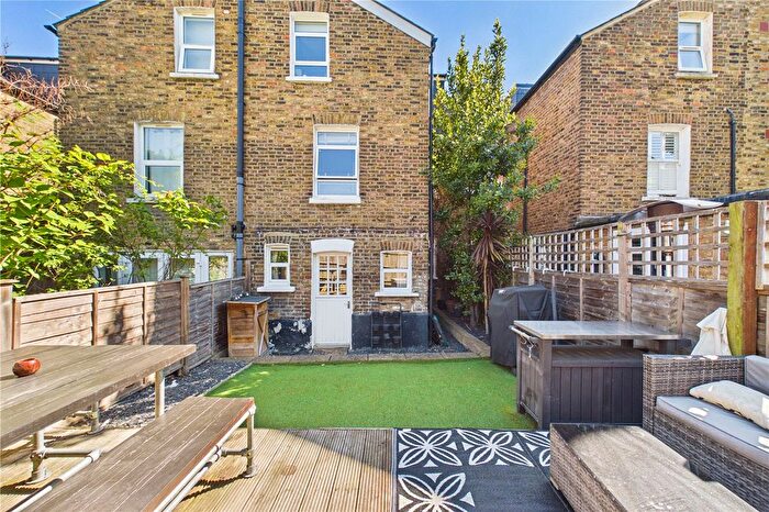 2 Bedroom Flat For Sale In Ballater Road, London, SW2