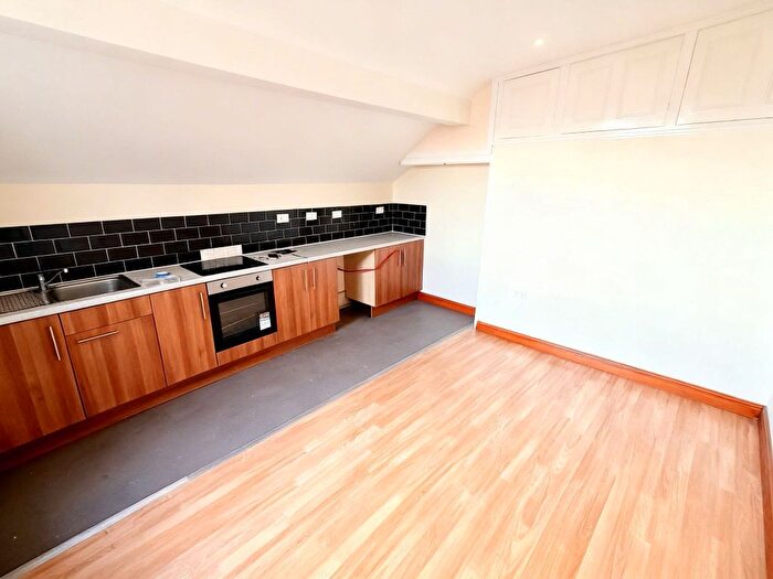 2 Bedroom Flat To Rent In Dewsbury Road, LS11