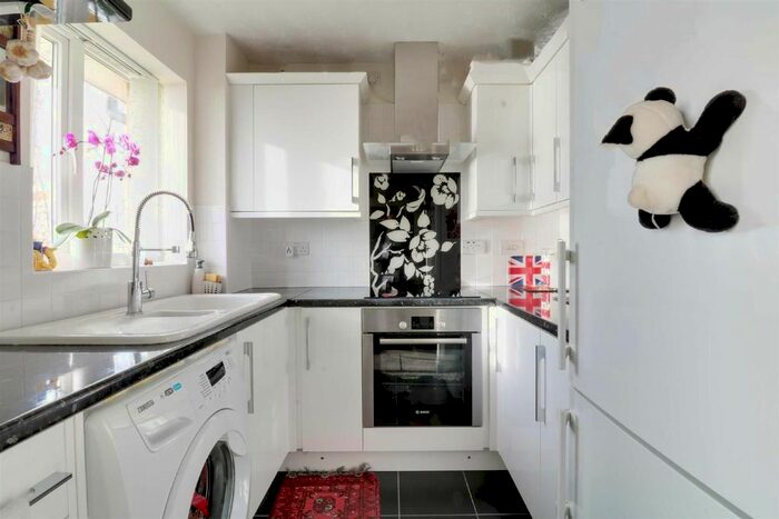 2 Bedroom Flat To Rent In St. Leonards Close, Grays RM17