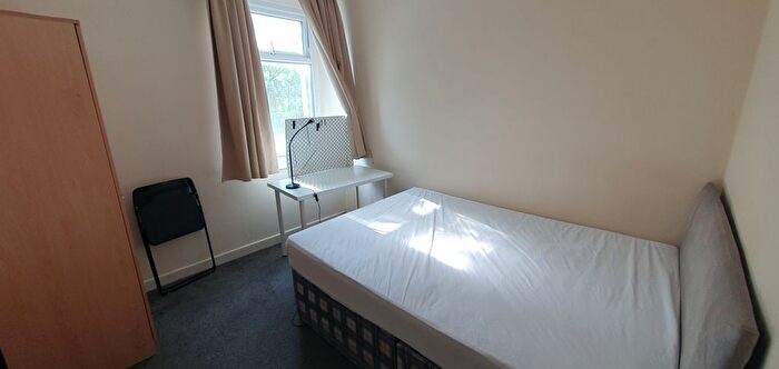2 Bedroom Flat To Rent In Bed Flat -, West Luton Place, Adamsdown, CF24