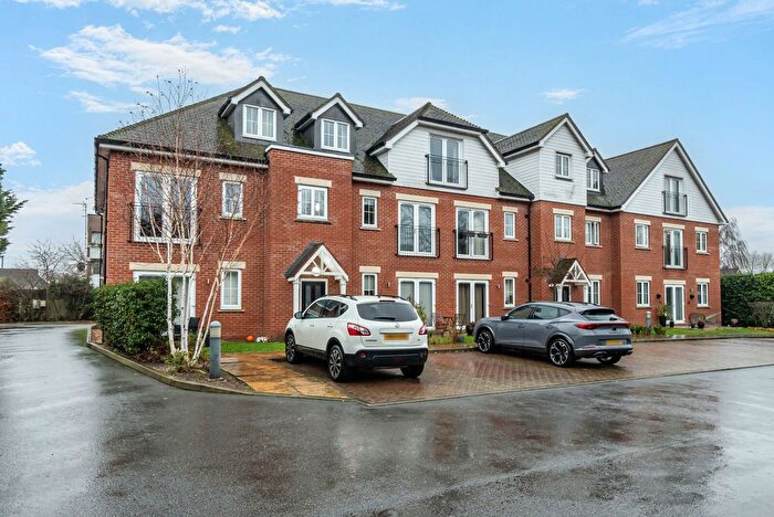 2 Bedroom Flat For Sale In Annett Close, Upper Halliford, TW17