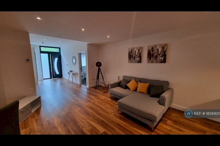2 Bedroom Flat To Rent In Ashley House Ground Floor, Bristol, BS2