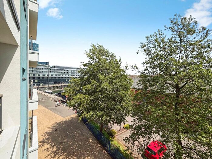 2 Bedroom Flat To Rent In Ocean Way, Southampton, Hampshire, SO14
