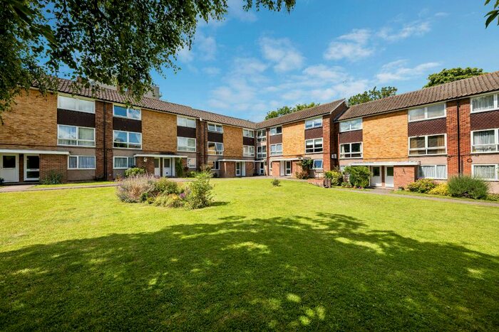 2 Bedroom Maisonette To Rent In Basinghall Gardens, Sutton, Surrey, SM2