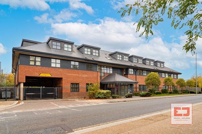 1 Bedroom Flat To Rent In Great North Road, Hatfield, AL9