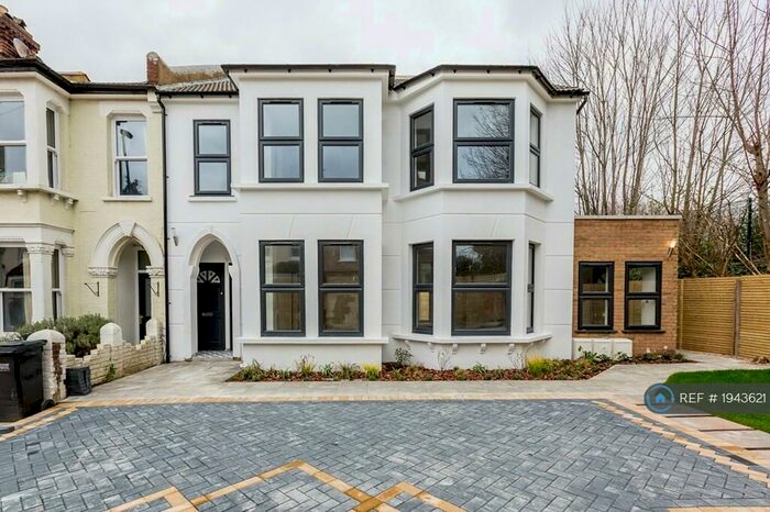 2 Bedroom Maisonette To Rent In Amberley Grove, Croydon, CR0