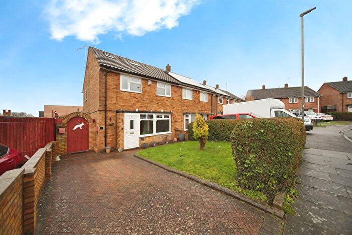 4 Bedroom Semi Detached House For Sale In Bracknell Close, Luton, LU4