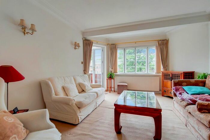 3 Bedroom Flat To Rent In Roehampton Close, Roehampton, London, SW15
