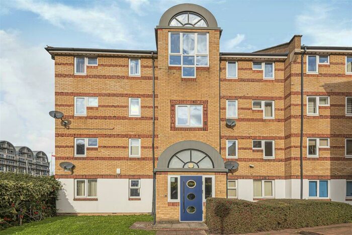 2 Bedroom Apartment To Rent In Transom Close, Surrey Quays, SE16