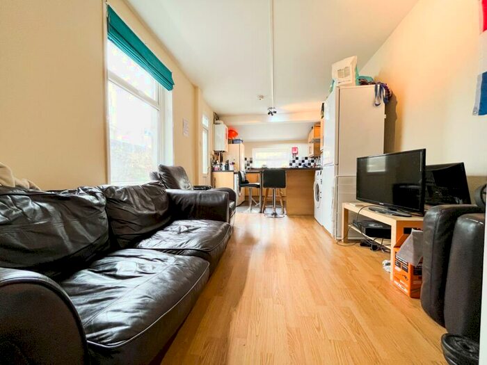 5 Bedroom Terraced House To Rent In Dogfield Street, Cathays, CF24