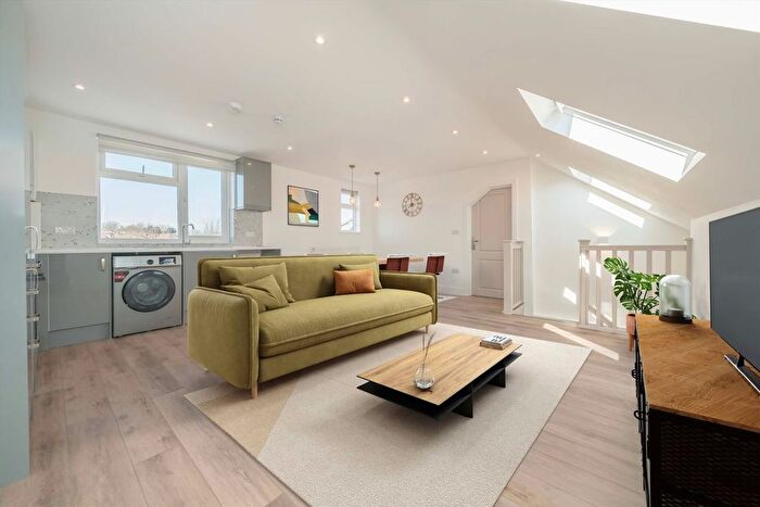 3 Bedroom Flat To Rent In Costons Lane, Greenford, UB6