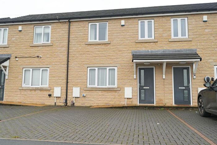 4 Bedroom Terraced House To Rent In Back Spin Close, Halifax, HX3