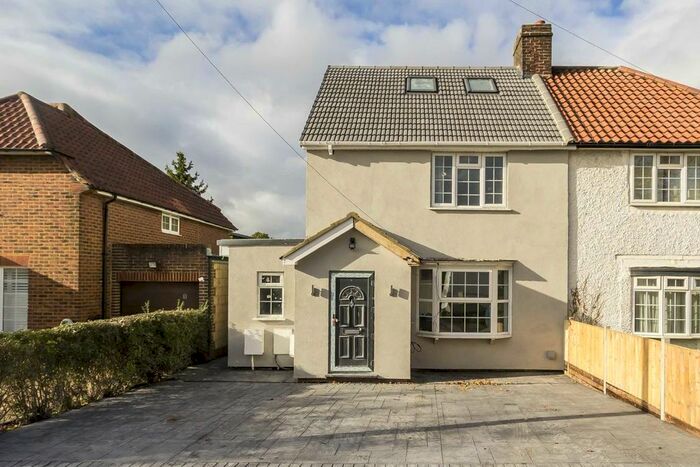 3 Bedroom Flat To Rent In Saxon Drive, London, W3