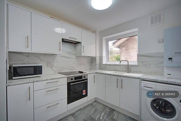 1 Bedroom Flat To Rent In Lilliput Court, London, SE12