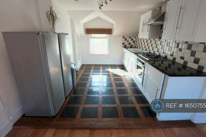 3 Bedroom Flat To Rent In Battersea, London, SW11