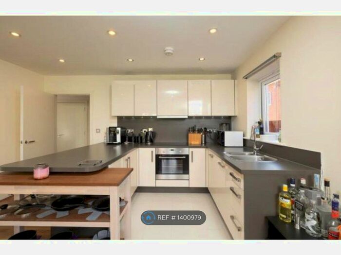 2 Bedroom Flat To Rent In Palmerston House, Reading, RG2