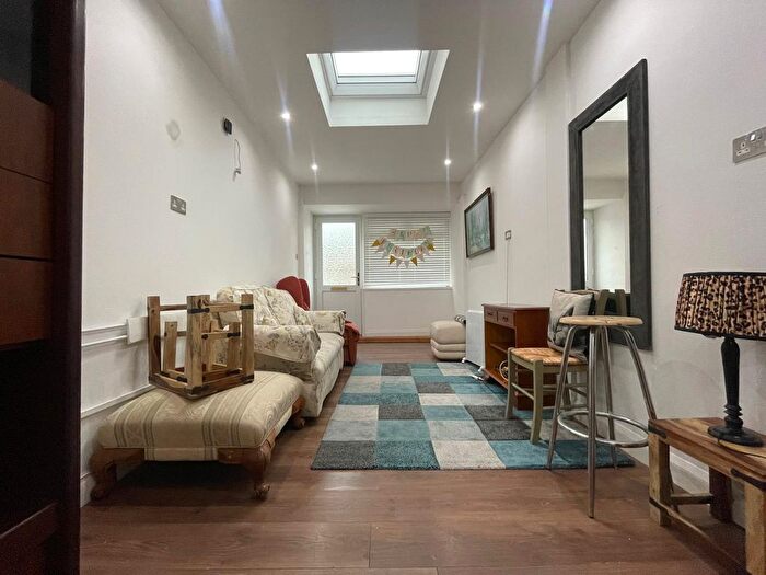 1 Bedroom Flat To Rent In Old Oak Road, Acton, W3