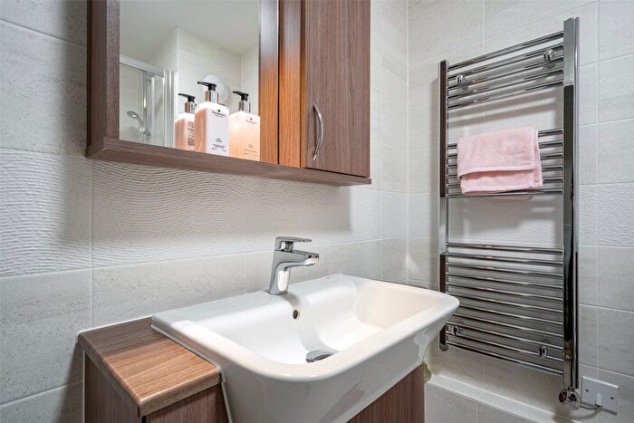 1 Bedroom Flat For Sale In Leatherhead Road, Ashtead, Surrey, KT21