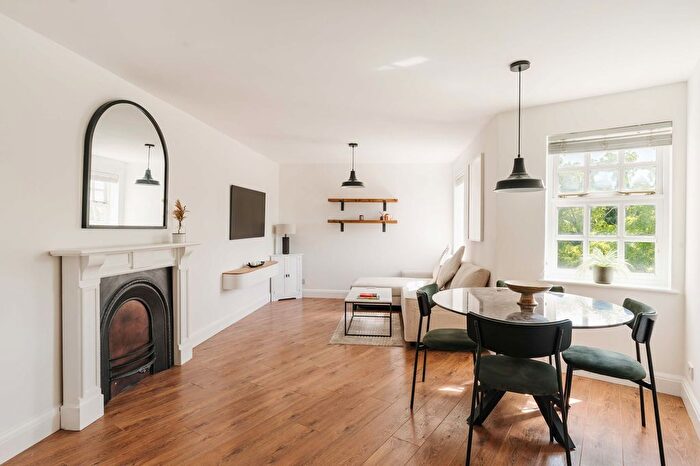 2 Bedroom Flat For Sale In Pickering Close, London, E9