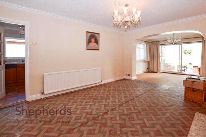 2 Bedroom Semi-Detached Bungalow For Sale In Winton Drive, Cheshunt, EN8