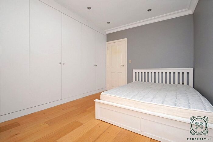 2 Bedroom Flat For Sale In Turnpike Lane, London, N8