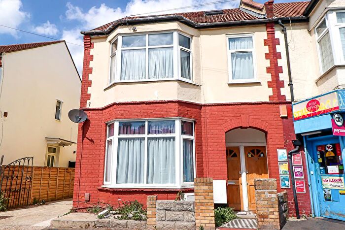 3 Bedroom Flat For Sale In Fairfax Drive, Westcliff-on-Sea, SS0