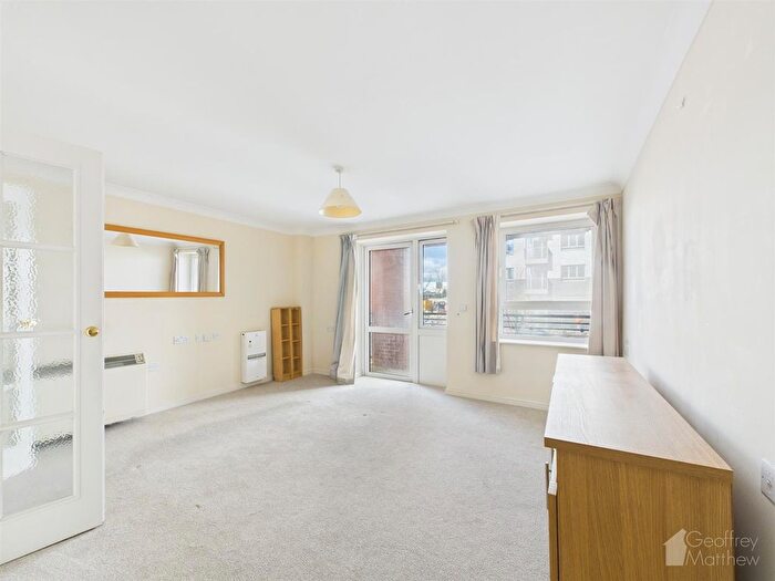 1 Bedroom Flat For Sale In Pinetree Court, Danestrete, Stevenage, SG1