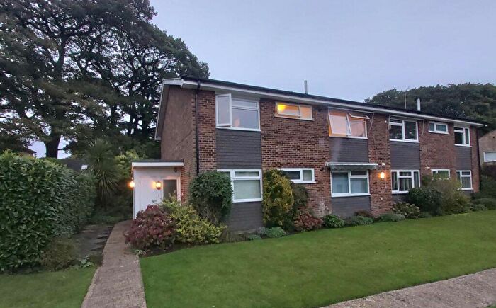 2 Bedroom Flat To Rent In Woolmer View, The Avenue, Hindhead, GU26
