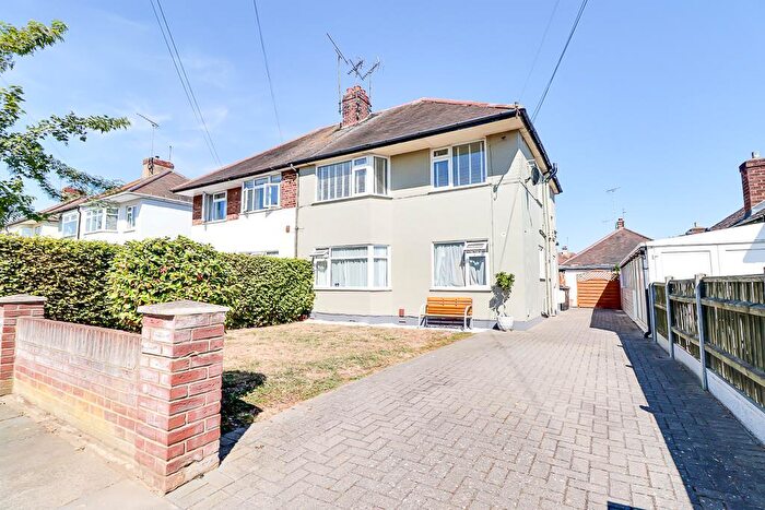 2 Bedroom Apartment For Sale In Thornford Gardens, Southend-on-Sea, Essex, SS2
