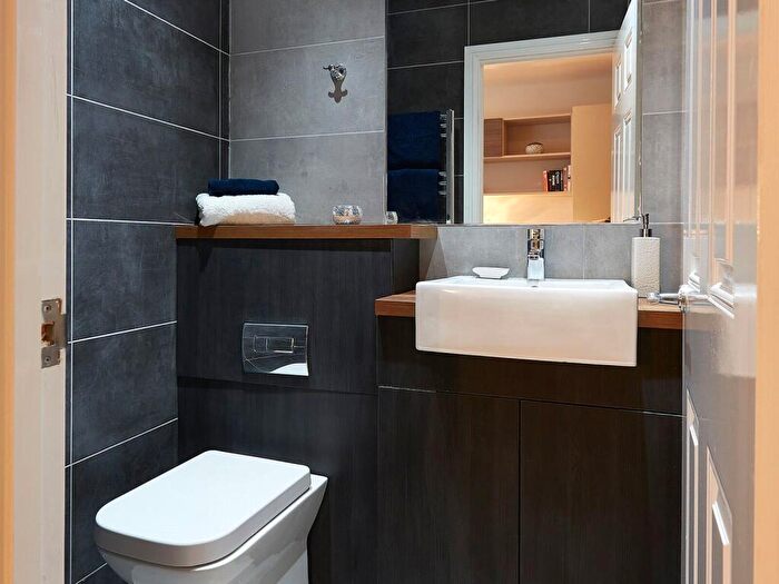 Apartment To Rent In Apt, Eagle House #, M3