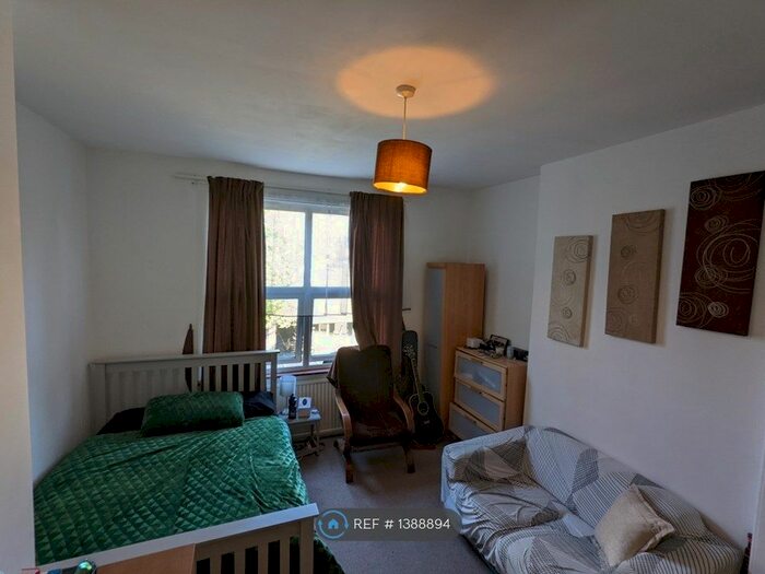 2 Bedroom Flat To Rent In London, London, N11