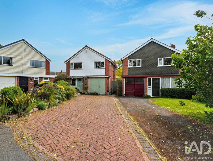 3 Bedroom Detached House For Sale In Heath Close, Walsall, WS9