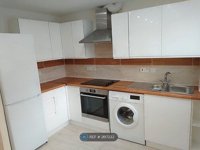 3 Bedroom Flat To Rent In Stephens Lodge, London, N12