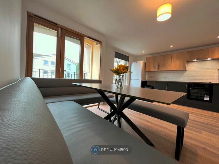 4 Bedroom Maisonette To Rent In Glenfinnan Drive, Glasgow, G20