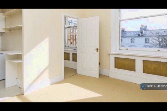 2 Bedroom Flat To Rent In Barker Street, London, SW10