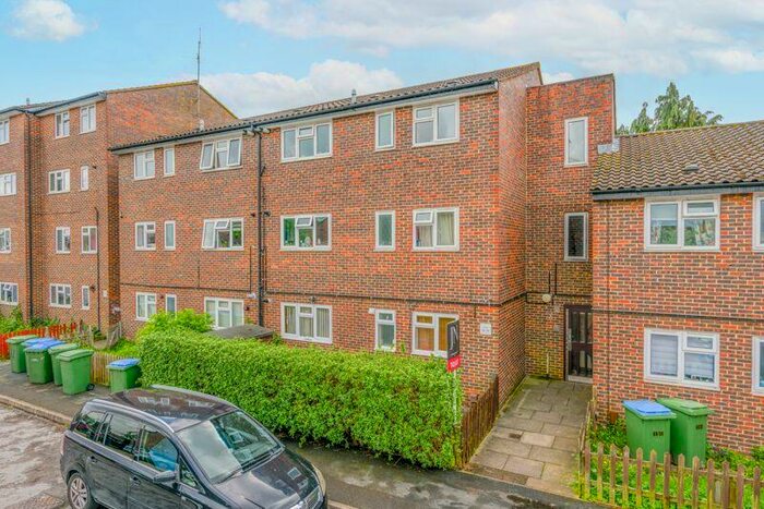 2 Bedroom Flat To Rent In Langport Court, Walton On Thames, KT12