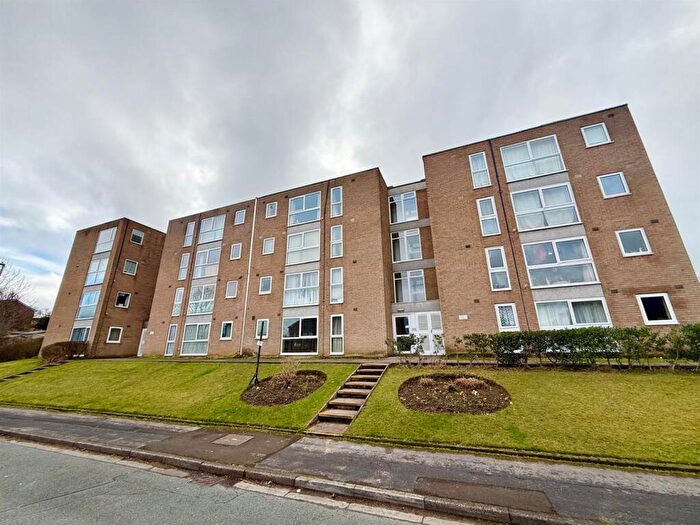 2 Bedroom Flat For Sale In Linden Court, Macclesfield, SK10